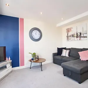 luxury-york-centre-apartment-free-gated-parking.yorkshirehotels.net/